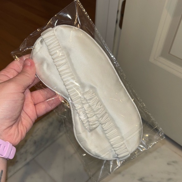 Sabrina Carpenter Short n Sweet VIP Eye Mask - Picture 3 of 3